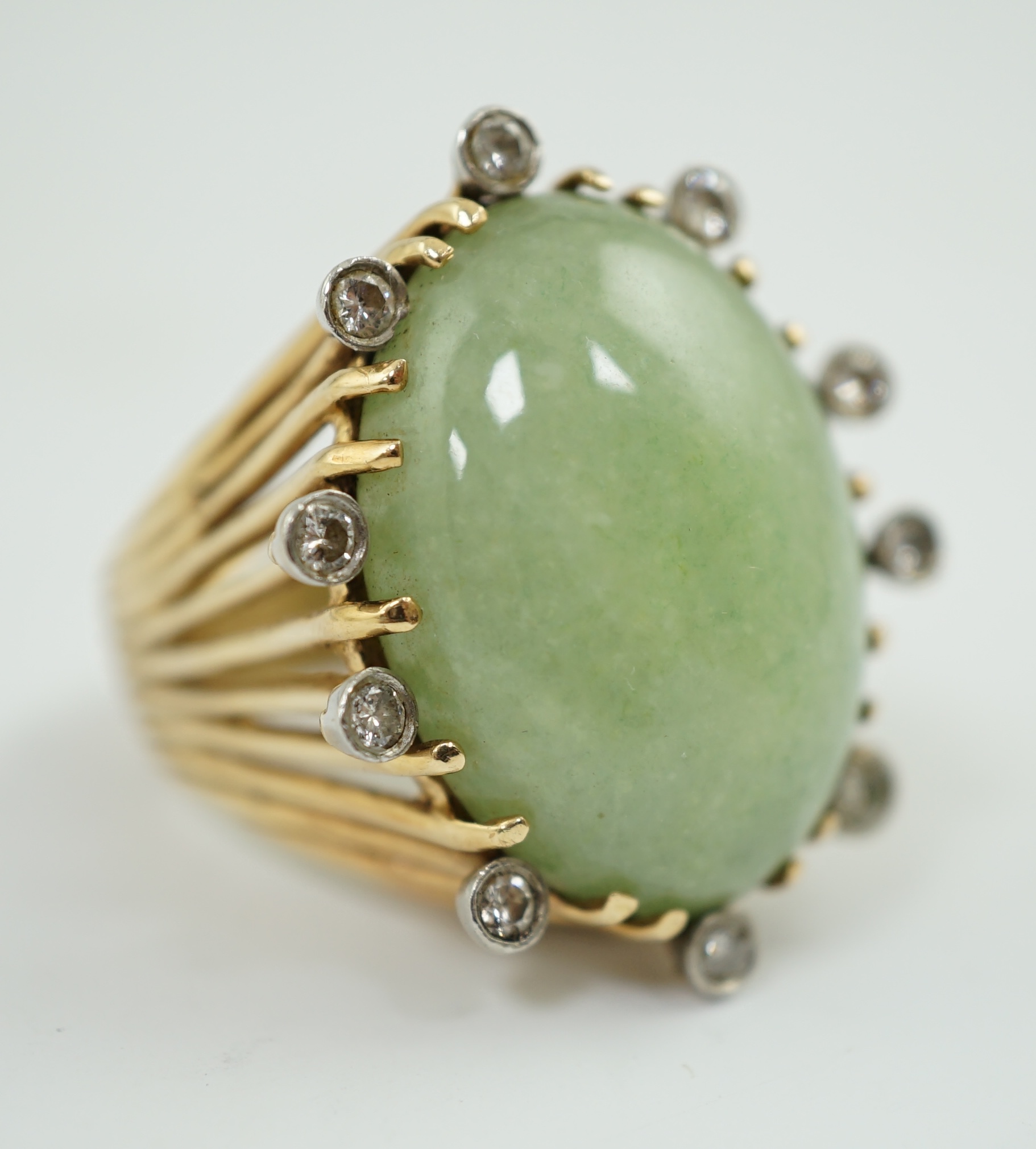 A modern yellow metal and single stone cabochon jade set ring